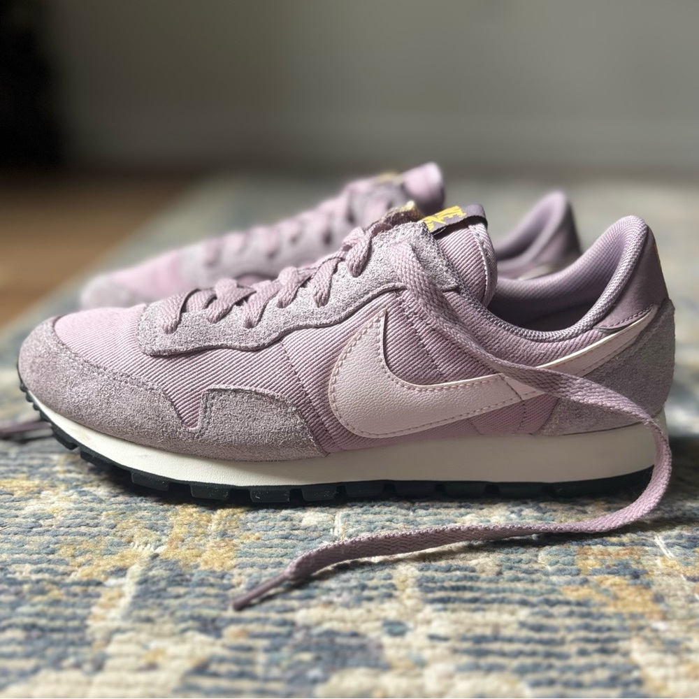 Women’s Nike Retro Sneaker (Size 8.5)